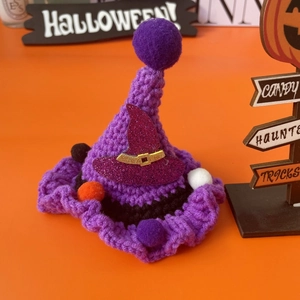 Chapeau de sorcière au crochet violet avec pompons colorés pour animaux et fête d'Halloween