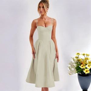 Détails de la taille ajustée et de l'ourlet évasé sur cette robe chic beige