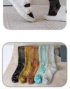 Dettaglio della trama a maglia vintage e display di cinque colori di calze termiche medie