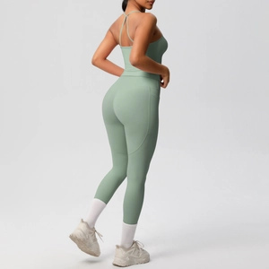 Détail de l'ensemble de yoga vert sauge montrant les poches et le soutien-gorge de sport