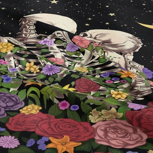 Detailansicht der Stofftextur und des gotischen Blumenschädel-Wandteppich-Drucks