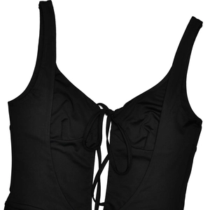 Détail d'une robe d'été noire avec un décolleté en V profond et un design à lacets ajustable