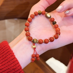 Detaillierte Ansicht eines Armbands aus rotem Achat und Tigerauge im neuen chinesischen Stil