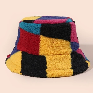 Dettaglio ravvicinato del patchwork in pile multicolore su un cappello da pescatore
