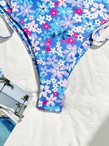 Florales Bikini-Unterteil mit hohem Beinausschnitt auf weißem Hintergrund für den Urlaub