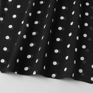 Détail du tissu en mousseline à pois avec couture d'ourlet lisse et texture diaphane