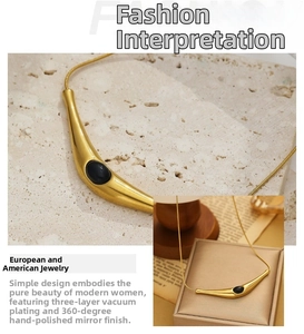 Détail du pendentif croissant plaqué or 18k avec pierre noire sur une chaîne serpent fine