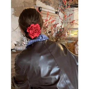 Chouchou rose rouge en satin vintage français porté par un modèle vue de l'arrière