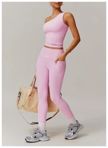 Ensemble de yoga rose deux pièces avec haut asymétrique et legging à poches