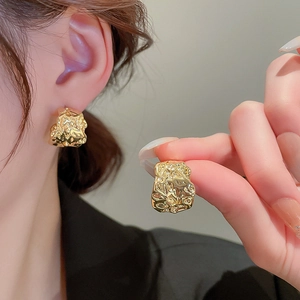 Irregular wrinkled C-shaped metal stud earrings in polished gold finish for women
