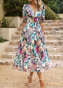 Détail d'une robe fleurie colorée avec col en V et manches bouffantes sur modèle extérieur