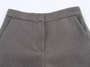 Détails du pantalon de costume gris à taille haute avec poches et coutures de précision