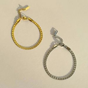 Detail of 4mm stainless steel embossed chain bracelets in gold and silver finish