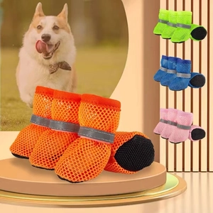Details von atmungsaktiven Hundeschuhen mit Reflexstreifen und rutschfester Gummisohle