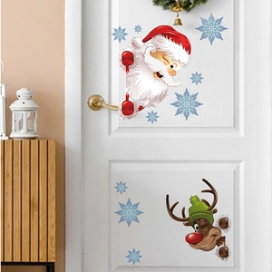 Détail de stickers de porte Père Noël et renne dans un salon au décor festif