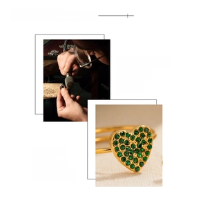 Dettaglio macro dell'anello a cuore placcato oro 18K con zirconi verdi e finitura a mano