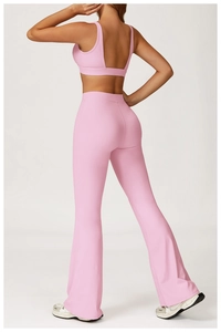 Vue arrière d'un ensemble de yoga rose avec pantalon évasé et brassière sport