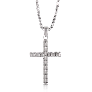 Collier avec pendentif croix en acier inoxydable argenté et design texturé sur fond blanc