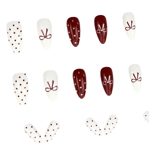 Faux ongles amande rétro avec pois bordeaux et motifs nœuds papillon, lot de 24 pièces