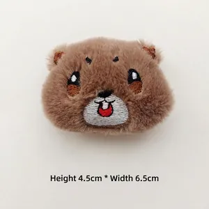 Dettagli della spilla marmotta in peluche con ricami e dimensioni di 4,5x6,5 cm