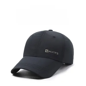 Dettaglio del logo metallico SPORTS su tessuto traspirante per cappellino sportivo