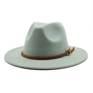 Dettaglio cappello in lana a tesa larga con fascia in pelle intrecciata marrone e fibbia oro