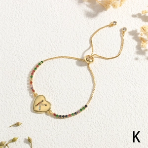 Details des goldenen Herzanhängers mit buntem Zirkon-Buchstabe K an verstellbarer Kette