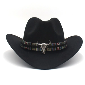 Chapeau de cowboy en feutre noir avec ruban tissé ethnique et pendentif tête de taureau