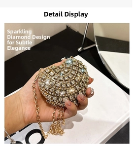 Détail de la pochette de soirée en forme de cœur avec strass brillants et chaîne dorée