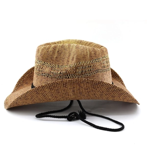 Detailansicht eines braunen Stroh-Cowboyhuts mit schwarzem Kinnband und gebogener Krempe