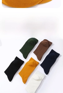Détail de chaussettes mi-hautes en coton en six couleurs avec texture côtelée élastique
