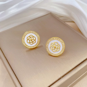 Boucles d'oreilles camélia dorées avec micro-pavage de cristaux et finition émail