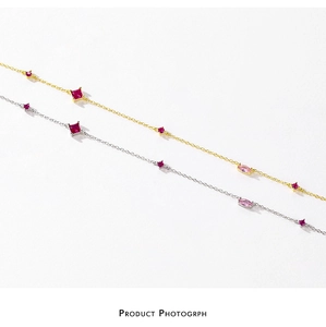 Dettaglio di collane in oro e argento con pietre rosse quadrate e gemme rosa ovali