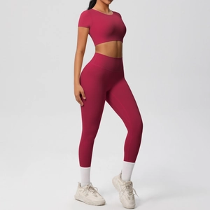 Détail du legging de yoga bordeaux sans couture à taille haute et ensemble de fitness