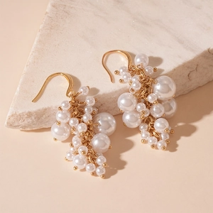 Elegant vintage Baroque style earrings with gold hooks and white imitation pearl tassels