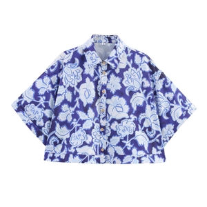 Ensemble deux pièces pour femme avec chemise courte à fleurs violettes et pantalon