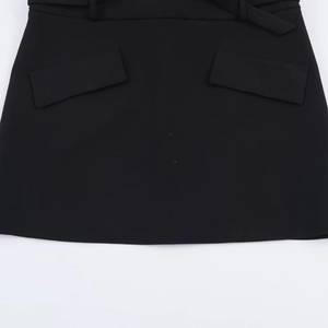 Robe blazer courte noire pour femme avec coupe ajustée et détails de rabats de poches chic