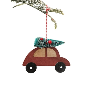 Suspension de Noël en bois forme voiture avec mini sapin sur branche de pin enneigée