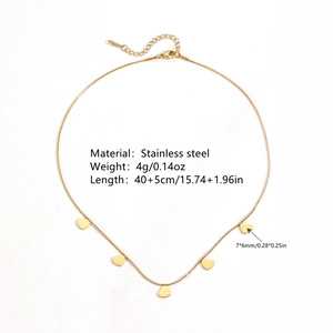 Collier doré en acier inoxydable avec cinq pendentifs cœurs et détails de taille précis