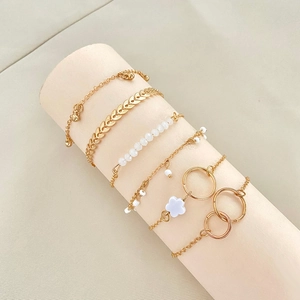 Set di 6 bracciali dorati bohémien con ciondoli a foglia e fiori su supporto per gioielli