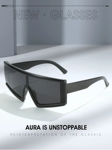 Detail der schwarzen Oversize-Sportsonnenbrille mit futuristischem Punk-Stil und breiten Bügeln
