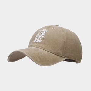 Makrodetail aus gewaschenem khakifarbenem Baumwollstoff und Grafikdruck auf Retro-Baseballkappe