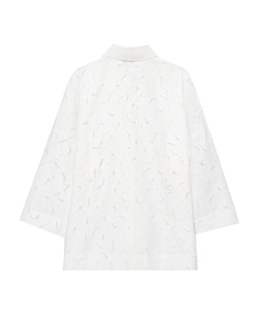 Détail de chemise crème à manches longues avec tissu texturé à plumes et vue de dos