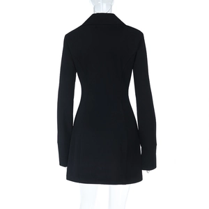 Vue de dos d'une robe chemise noire ajustée à manches longues sur un mannequin avec col