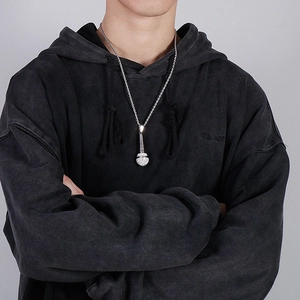Dettaglio del ciondolo a microfono hip-hop in argento con diamanti e catena a corda