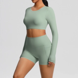 Sage groen yoga set detail met duimgaten en zijvak op de korte broek voor trainingen