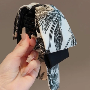 Pince à cheveux nœud rétro français avec motif floral à l'encre noire et blanche