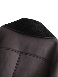 Détail de la veste en daim gris foncé avec col en laine d'agneau noire et coutures nettes