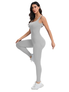 Combinaison de yoga grise sans couture avec col rond et texture côtelée ajustée