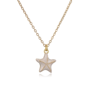 Collier avec pendentif étoile de mer dorée et émail beige sur une chaîne maille classique